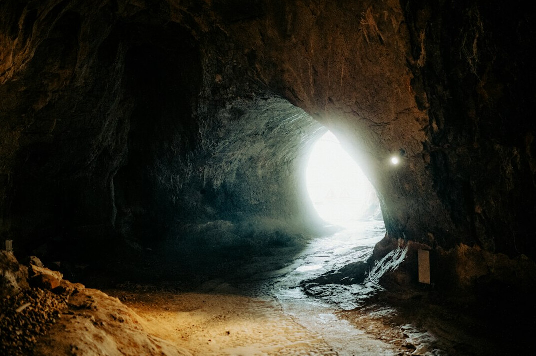 gold treasure in cave